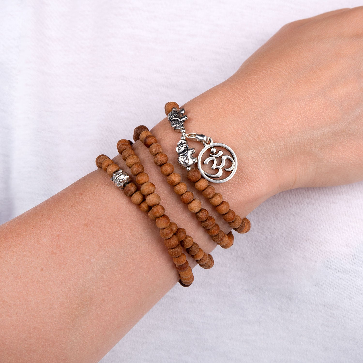 Mala wikkelarmband Sandelhout met OM-hanger